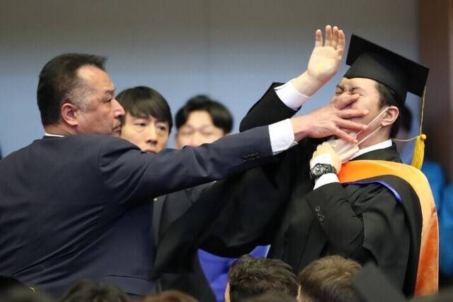 16일 대전 유성구 한국과학기술원(KAIST) 학위수여식 도중 졸업생 신민기씨가 “알앤디 예산 복원하십시오”라고 소리치는 순간 경호원이 입을 막으며 제지하고 있다. 대전충남사진공동취재단