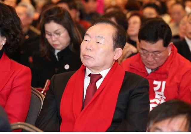 이인제 전 의원이 지난달 14일 충남 예산 덕산 스플라스리솜 그랜드홀에서 열린 충남도당 신년인사회에 참석해 있다. 뉴스1