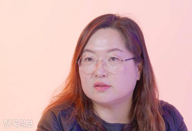 KB국민은행 콜센터 소속 상담원인 김현주씨가 지난달 3일 서울 중구 한국일보 스튜디오에서 인터뷰하고 있다. 이현주 기자