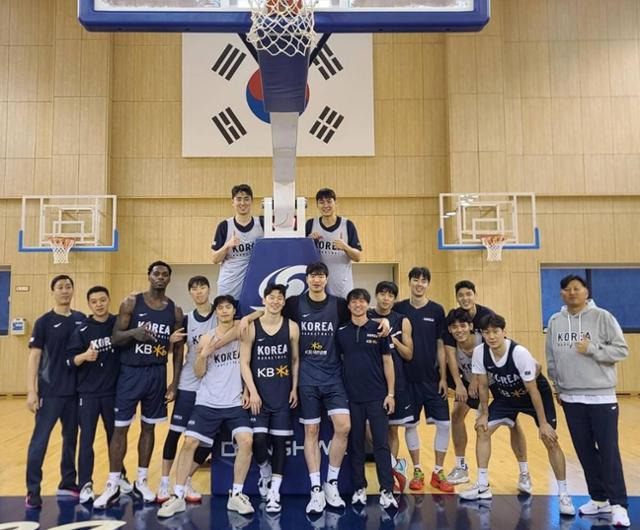 한국 남자 농구대표팀이 2025 국제농구연맹(FIBA) 아시안컵 예선 1차전 호주와의 경기를 앞두고 출국 전 마지막 훈련을 마치고 기념촬영을 하고 있다. 대한민국농구국가대표팀 인스타그램 캡처