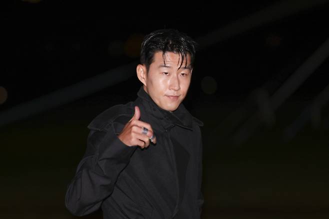 20일(한국시간) 영국 런던에서 열린 버버리 윈터 2024 패션 쇼에 참석하고 있는 손흥민. AP=연합뉴스