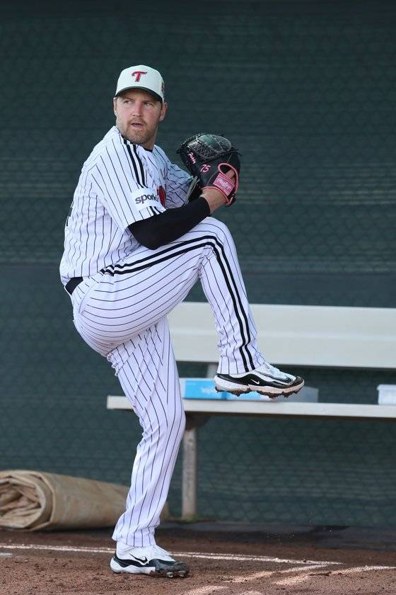 플럿코를 떠나보낸 LG는 메이저리그를 경험한 왼손 강속구 투수 엔스를 영입해 제1 선발로 낙점했다. 일본프로야구 무대를 경험해 국내 적응에도 문제가 없을 전망이다. [사진 LG 트윈스]