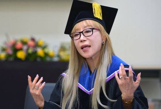 세계적인 소프라노 조수미 한국과학기술원(KAIST) 문화기술대학원 초빙석학교수가 16일 오후 대전 카이스트에서 열린 2024 학위수여식에서 이광형 총장으로부터 명예박사학위를 수여 받은 뒤 중앙일보와 인터뷰하고 있다. [프리랜서 김성태]