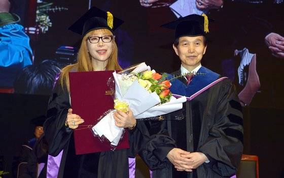 세계적인 소프라노 조수미 한국과학기술원(KAIST) 문화기술대학원 초빙석학교수가 16일 오후 대전 카이스트에서 열린 2024 학위수여식에서 이광형 총장으로부터 명예박사학위를 수여 받은 뒤 기념촬영 하고 있다. [프리랜서 김성태]