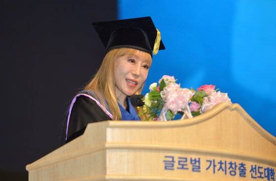 세계적인 소프라노 조수미 한국과학기술원(KAIST) 문화기술대학원 초빙석학교수가 16일 오후 대전 카이스트에서 열린 2024 학위수여식에서 이광형 총장으로부터 명예박사학위를 수여 받은 뒤 연설하고 있다. [프리랜서 김성태]
