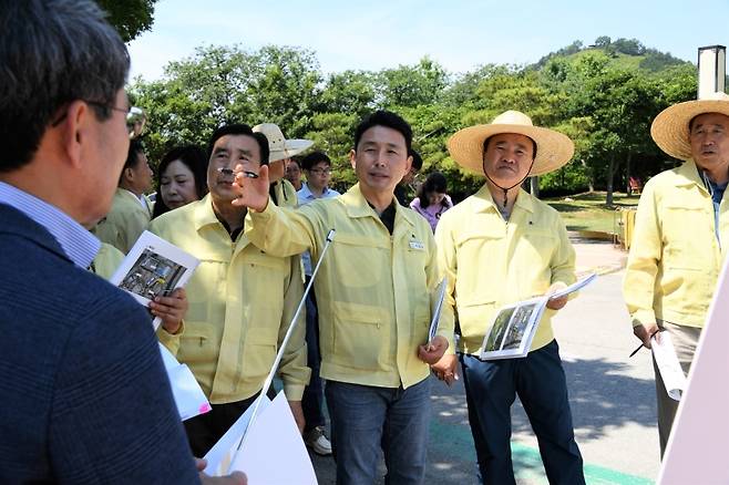 ▲이남오 의원이 민생 현장을 방문해 자신의 의견을 밝히고 있다.