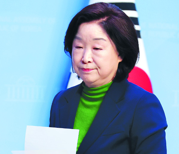 심상정 녹색정의당 의원이 19일 서울 여의도 국회에서 기자회견을 한 뒤 자리를 떠나고 있다. 심 의원은 더불어민주당과의 지역구 후보 연대 협상에서 본인 지역구(경기 고양갑)는 제외해 달라고 요청했다. 뉴시스