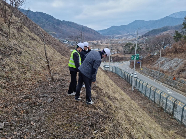 경남도내 옹벽 절토사면 안전점검 현장, 경남도 제공