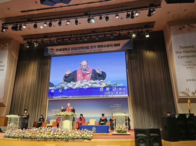 기하성 총회장 정동균 목사가 학위수여식에서 축도를 하고 있다.