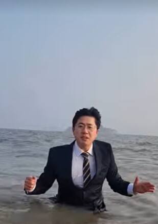 더불어민주당 이동학 인천 중·강화·옹진 예비후보가 기후 정치의 시급성을 알리며 인천 영종도 바다에 입수하고 있다. 이 예비후보 측이 올린 유튜브 쇼츠(짧은 영상) 갈무리