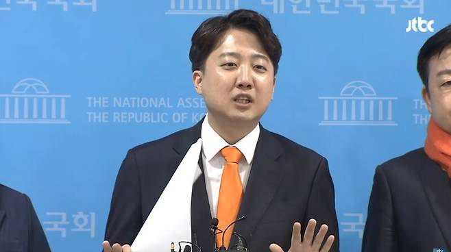 ▲이준석 개혁신당 대표가 20일 오후 국회 소통관 프레스라운지에서 연 백브리핑에서 이낙연 대표와 합당 철회 상황에 대한 질문에 답변하고 있다. 사진=JTBC 영상 갈무리