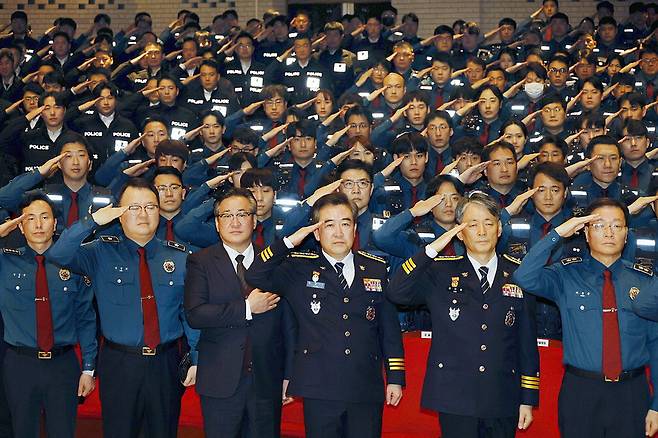 20일 서울 종로구 서울경찰청에서 열린 전국 시도경찰청 직속 기동순찰대·형사기동대 출범식에서 윤희근 경찰청장(앞줄 오른쪽 셋째)과 조지호 서울경찰청장(오른쪽 둘째) 등 참석자들이 국기에 대한 경례를 하고 있다. 기동순찰대는 경찰이 범죄 취약 지역과 다중 밀집 지역을 순찰하며 범죄 예방 활동을 하고, 형사기동대는 형사들이 직접 범죄 첩보 수집, 인지수사 등을 선제적으로 전개하고 범죄에 강력 대응하는 역할을 한다.  김호영 기자