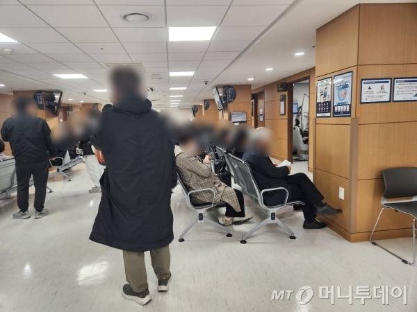 20일 서울 서대문구 세브란스병원에서 환자들이 진료를 위해 대기하고 있다./사진=구단비 기자