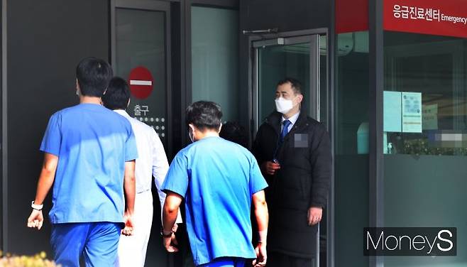 의대정원 증원에 반대하는 전공의들이 20일 집단 사직에 나섰다. 사진은 서울의 한 대형병원 응급실 입구. /사진=임한별 기자