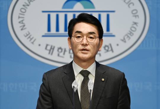 박용진 더불어민주당 의원이 20일 오전 국회에서 기자회견을 열고 있다. 박윤슬 기자