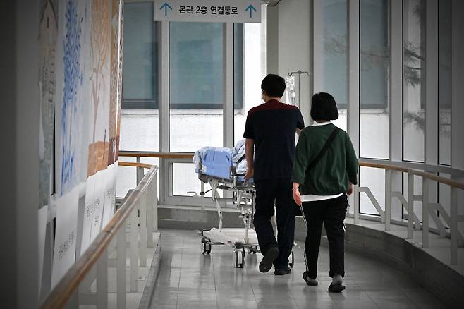 20일 서울 시내 한 대학병원에서 관계자가 환자를 이송하고 있다. 임세준 기자