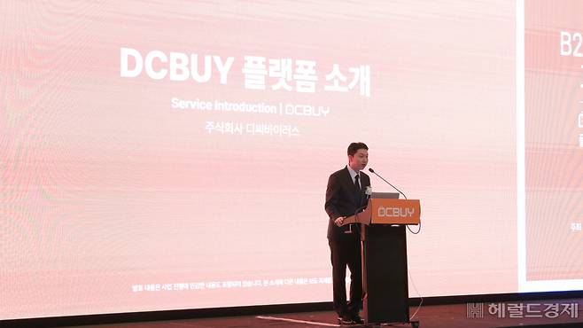 코스닥 상장사 네오리진의 자회사 디씨바이러스의 최학민(崔學民) 대표가 19일 서울 여의도 콘래드 서울에서 열린 ‘한·중 B2B 플랫폼 교류회’에서 중국 구매대행 플랫폼 ‘디씨바이(DCBUY)’를 공식 론칭하고 있다. [사진=디씨바이러스 제공]