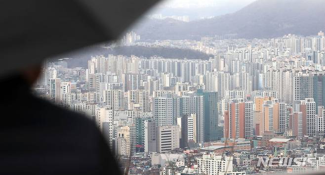 [서울=뉴시스] 홍효식 기자 = 5일 서울 중구 남산에서 바라본 아파트 모습. 2024.02.05. yesphoto@newsis.com