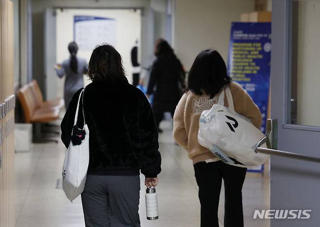 [서울=뉴시스] 고승민 기자 = 정부의 의대 증원에 반발해 전국 의과대학 학생들이 집단 휴학 움직임을 보이는 가운데 전날(19일)까지 총 1133명이 휴학계를 제출한 것으로 파악됐다. 20일 교육부에 따르면 지난 19일 오후 6시 기준 집단 휴학계를 제출한 대학은 총 7곳으로 나타났다. 사진은 이날 서울의 한 의과대학 모습. 2024.02.20. kkssmm99@newsis.com