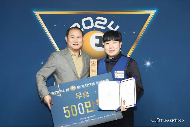 남자부 우승자 이대규(오른쪽)와 연맹 박보환 회장. 연맹