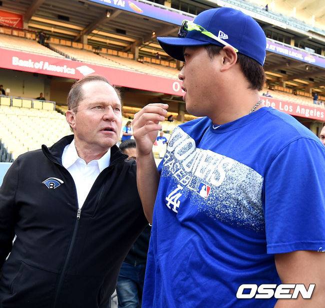 [OSEN=로스앤젤레스(미국 캘리포니아주), 최규한 기자] LA 다저스 류현진(오른쪽)이 에이전트인 스캇 보라스가 대화를 나누고 있다. /dreamer@osen.co.kr