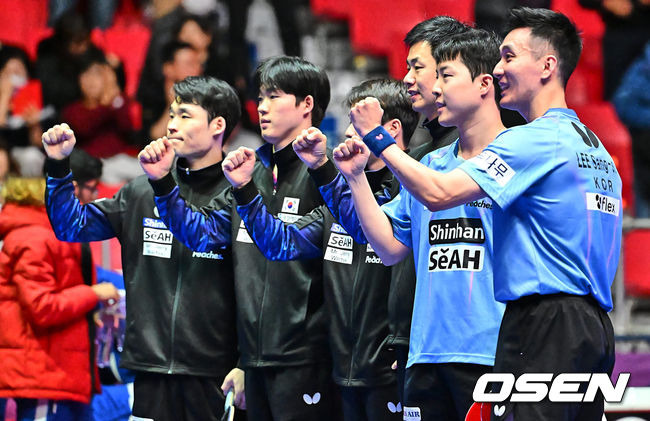 [OSEN=부산, 이석우 기자]대한민국 탁구 대표팀 선수들이 인도를 3-0으로 물리치고 16강에 진출한 후 기념촬영을 하고 있다. 2024.02.19 / foto0307@osen.co.kr