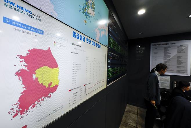 19일 서울 중구 국립중앙의료원 중앙응급의료상황실 전광판에 응급의료 현안 대응 현황이 나타나 있다. 뉴시스
