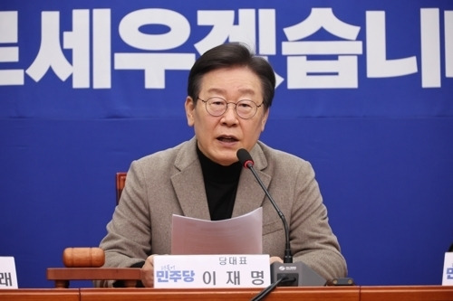 이재명 대표, 최고위원회의 발언 - 더불어민주당 이재명 대표가 19일 국회에서 열린 최고위원회의에서 발언하고 있다. 연합뉴스