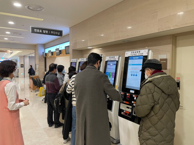 20일 서울 서초구 서울성모병원에서 환자들이 무인수납 줄을 서고 있다.이정훈견습기자