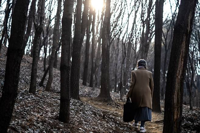 정씨가 집 근처 공원에서 산책하고 있다. ⓒ시사IN 박미소