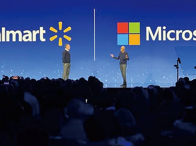 사티아 나델라 마이크로소프트 CEO(오른쪽)가 1월9일(현지시간) 미국 라스베이거스에서 열린 'CES 2024'에서 더그 맥밀런 월마트 CEO와 AI 챗봇에 대해 토론하고 있다. ⓒ연합뉴스