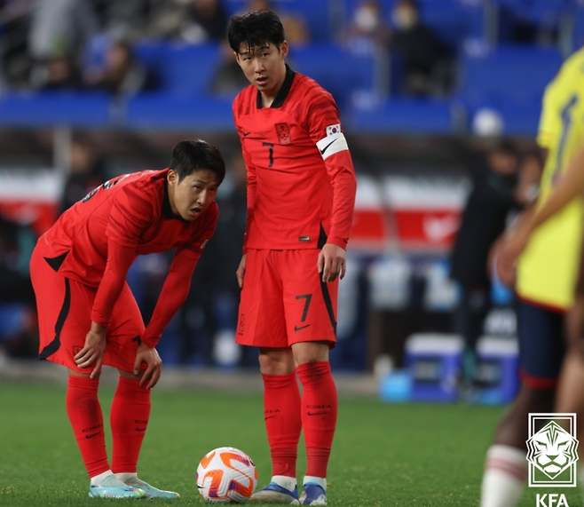 프리킥을 하기 전에 함께 모인 이강인 손흥민. 대한축구협회