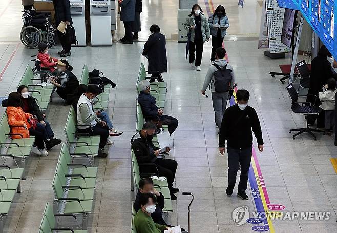 북적이는 대학병원 접수창구 (광주=연합뉴스) 정다움 기자 = 의대 정원 증원 정책에 반발한 전공의의 파업이 현실화한 20일 오전 광주 동구 조선대학교병원 접수창구가 환자들로 붐비고 있다. 2024.2.20 daum@yna.co.kr