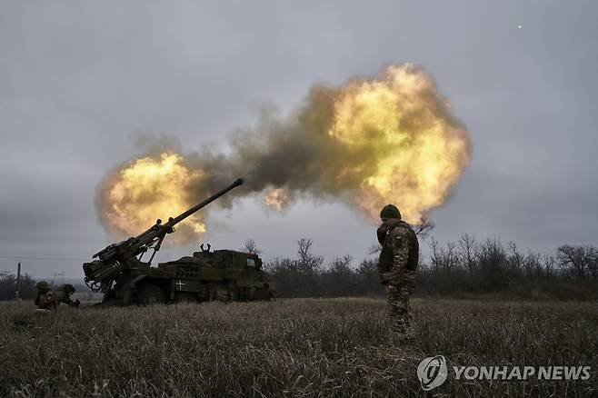 동부 격전지 아우디이우카에서 러시아군을 공격하는 우크라이나군 [AP 연합뉴스 자료사진. 재판매 및 DB 금지]