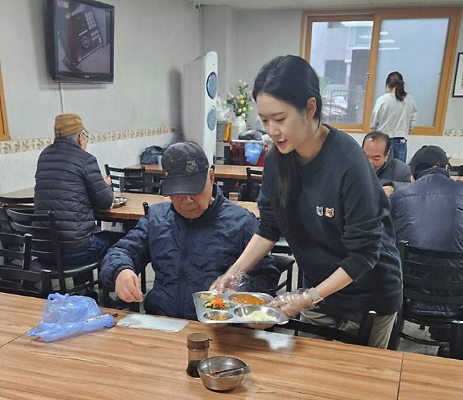 에어부산 임직원이 서울 강서구 소재 종합복지관에서 배식 지원 봉사활동을 하고 있다. (사진=에어부산)