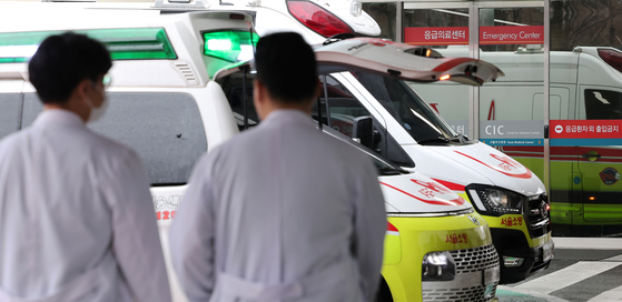 21일 오전 서울의 한 대형병원 응급의료센터 앞으로 의료진이 이동하고 있다. 〈사진=연합뉴스〉