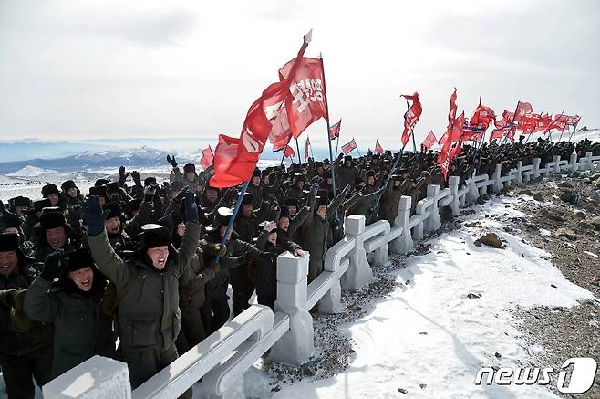 (평양 노동신문=뉴스1) = 북한 노동당 기관지 노동신문은 21일 "전국 청년동맹일꾼들의 백두산밀영고향집으로의 답사행군대가 지난 20일 혁명의 성산 백두산에 올랐다＂라고 보도했다. [국내에서만 사용가능. 재배포 금지. DB 금지. For Use Only in the Republic of Korea. Redistribution Prohibited] rodongphoto@news1.kr