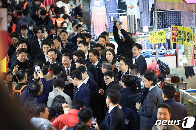 윤석열 대통령이 21일 울산 남구 신정시장을 방문해 시민들과 인사를 나누고 있다. (대통령실 제공) 2024.2.21/뉴스1 ⓒ News1 오대일 기자