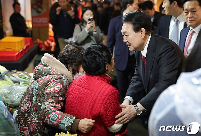 윤석열 대통령이 21일 울산 남구 신정시장을 방문해 시민들과 인사를 나누고 있다. (대통령실 제공) 2024.2.21/뉴스1 ⓒ News1 오대일 기자