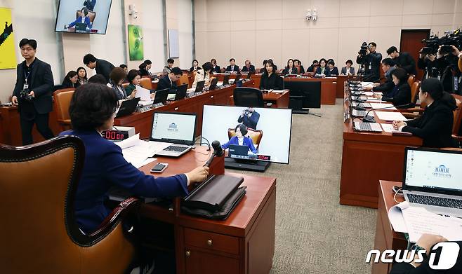 권인숙 국회 여성가족위원장이 21일 오전 서울 여의도 국회에서 열린 전체회의에서 의사봉을 두드리고 있다. 2024.2.21/뉴스1 ⓒ News1 구윤성 기자