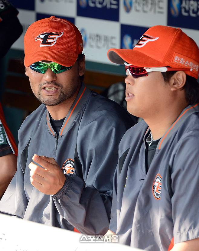 2012년 당시 한화에서 뛰던 박찬호(왼쪽)와 류현진.