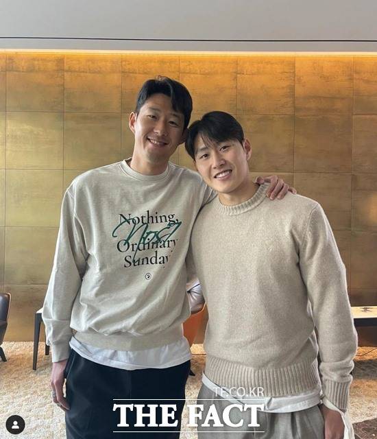 손흥민(왼쪽)이 21일 "이강인의 실수를 한 번만 용서해달라"고 팬들에게 당부하면서 인스타그램에 글과 함께 올린 런던에서의 다정한 모습의 '투샷'./손흥민 인스타그램