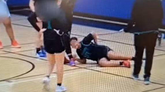 트랜스젠더 선수에 의해 넘어진 선수가 고통을 호소하고 있다. /엑스