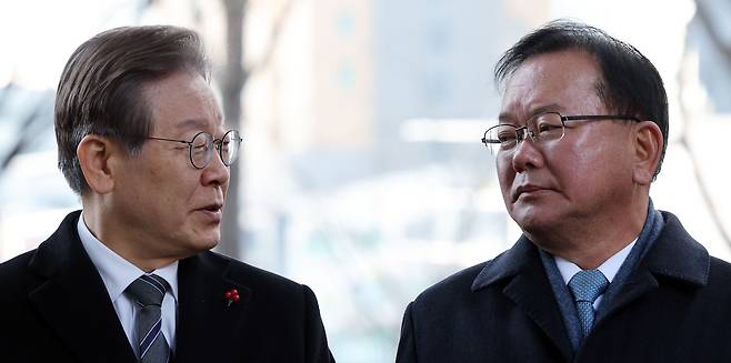 이재명 민주당 대표와 김부겸 전 총리가 작년 12월 서울 종로구에서 만난 모습. /뉴스1