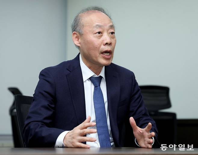 홍윤철 서울대 의대 교수가 21일 오후 서울 종로구 동아미디어센터에서 열린 의대 입학정원 확대 관련 본보 긴급좌담회에서 발언하고 있다. 송은석 기자 silverstone@donga.com