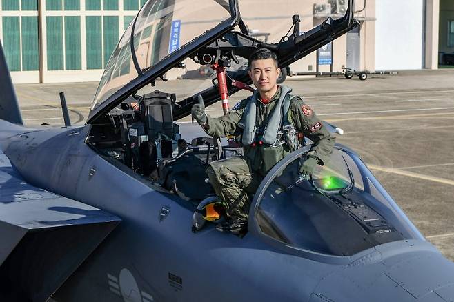 2023년 공군 최우수 조종사로 선정된 김선경 소령이 F-15K 전투기 앞에서 엄지를 치켜들고 있다. 사진=공군 제공