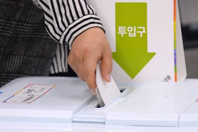 2023년 '4·5 재보궐선거' 사전투표 첫날인 지난해 3월 31일 전북 전주시 서신동주민센터 사전투표소에서 한 유권자가 투표하고 있다.뉴시스