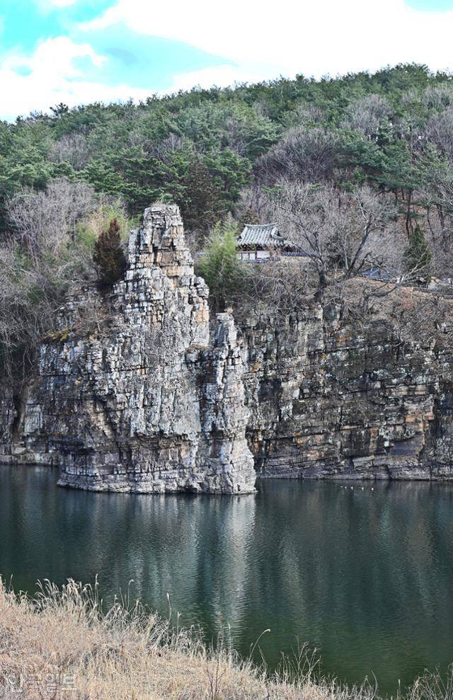 태화강 상류 대곡천의 선바위유원지. 상류에 반구대암각화가 있는 것으로 보아 오랜 옛날에는 이곳까지 고래가 올라왔을 것으로 추정하고 있다.