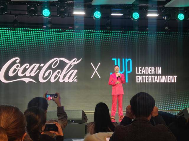 박진영 JYP엔터테인먼트 대표가 20일 서울 여의도 페어몬트호텔에서 열린 코카콜라 신제품 '코카콜라 제로 한류' 출시 간담회에서 연단에 오른 모습. 박경담 기자