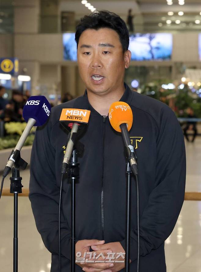 KIA 타이거즈 선수단이 호주 캔버라에서 진행된 1차 스프링캠프를 마치고 21일 오후 인천국제공항을 통해 귀국했다. 이범호 감독이 취재진들과 인터뷰하고있다. 선수단은 이튿날인 22일 2차 캠프인 오키나와로 출국할 예정이며, 총 6경기의 연습경기를 치를 계획이다. 인천공항=정시종 기자 capa@edaily.co.kr /2024.02.21.